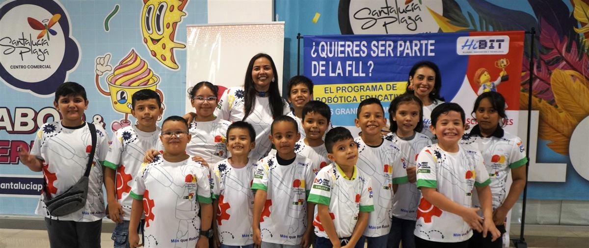 Grupo de niños y jóvenes compartiendo una actividad comunitaria