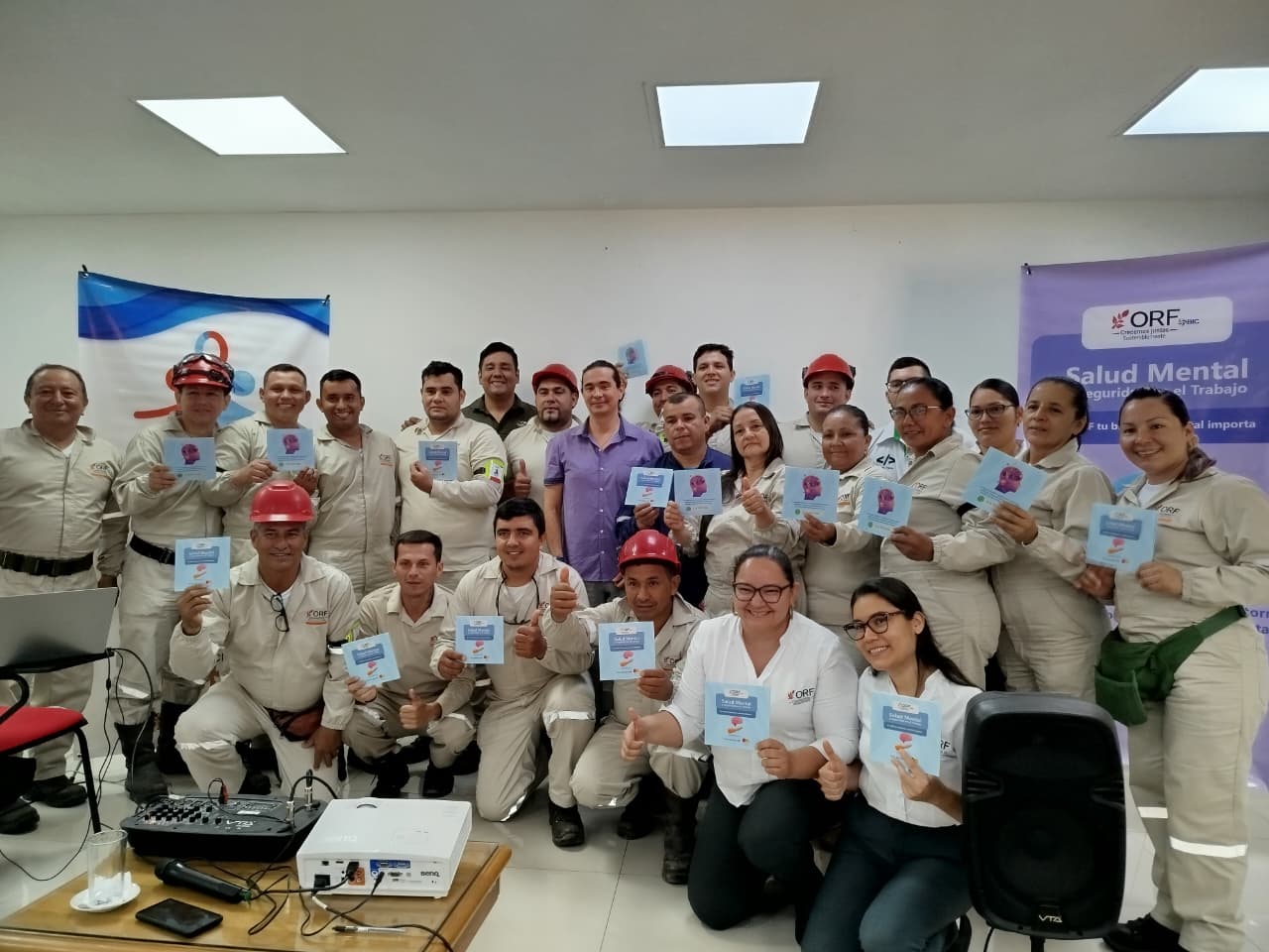 Comunidad reunida durante una actividad de acompañamiento psicosocial en un ambiente cálido y colaborativo.