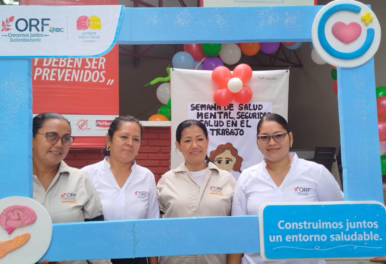 Jóvenes participando en una dinámica grupal de orientación psicosocial.