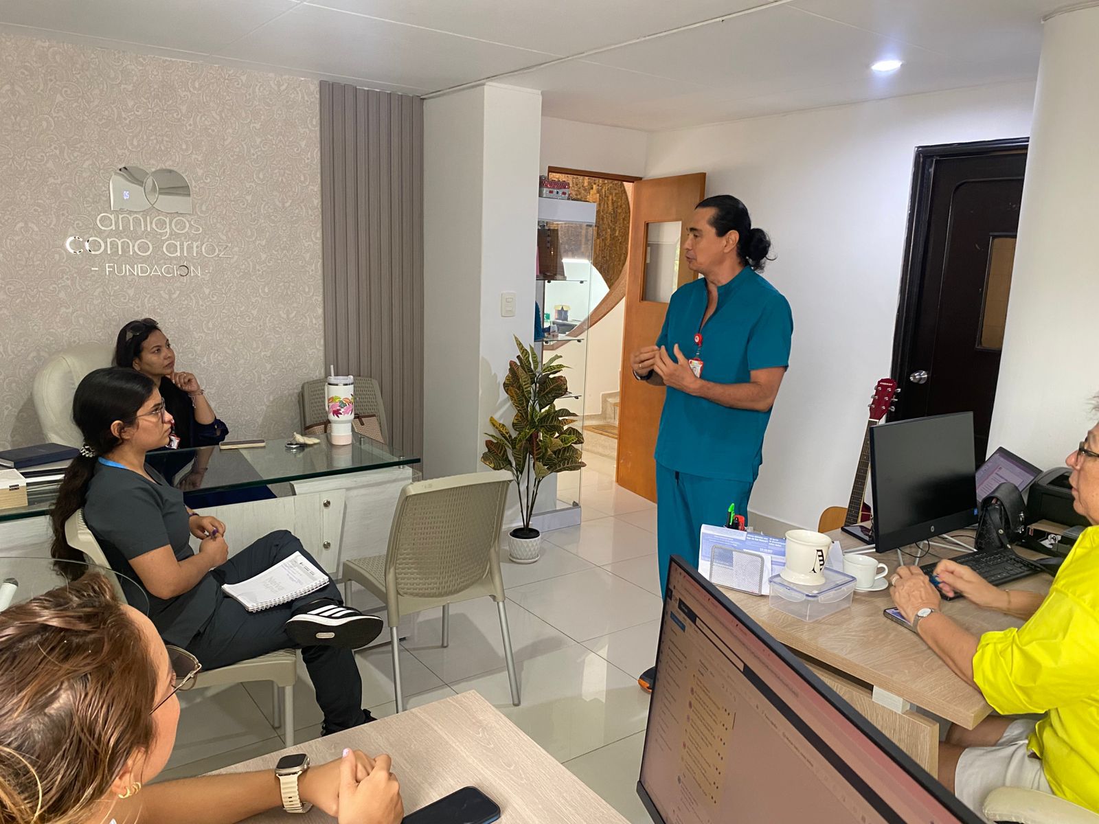 Grupo de personas compartiendo en un encuentro comunitario de bienestar y confianza.