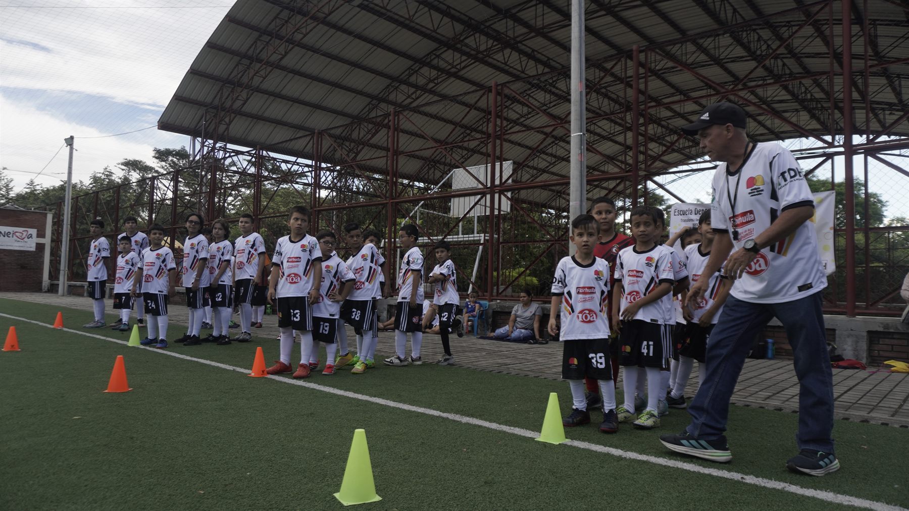 Niños participando en fútbol formativo