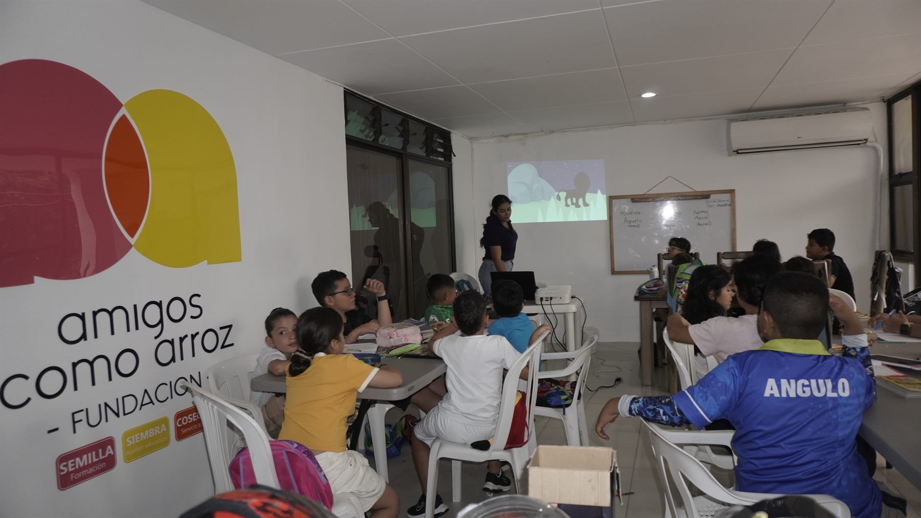 Niños en actividad de inglés