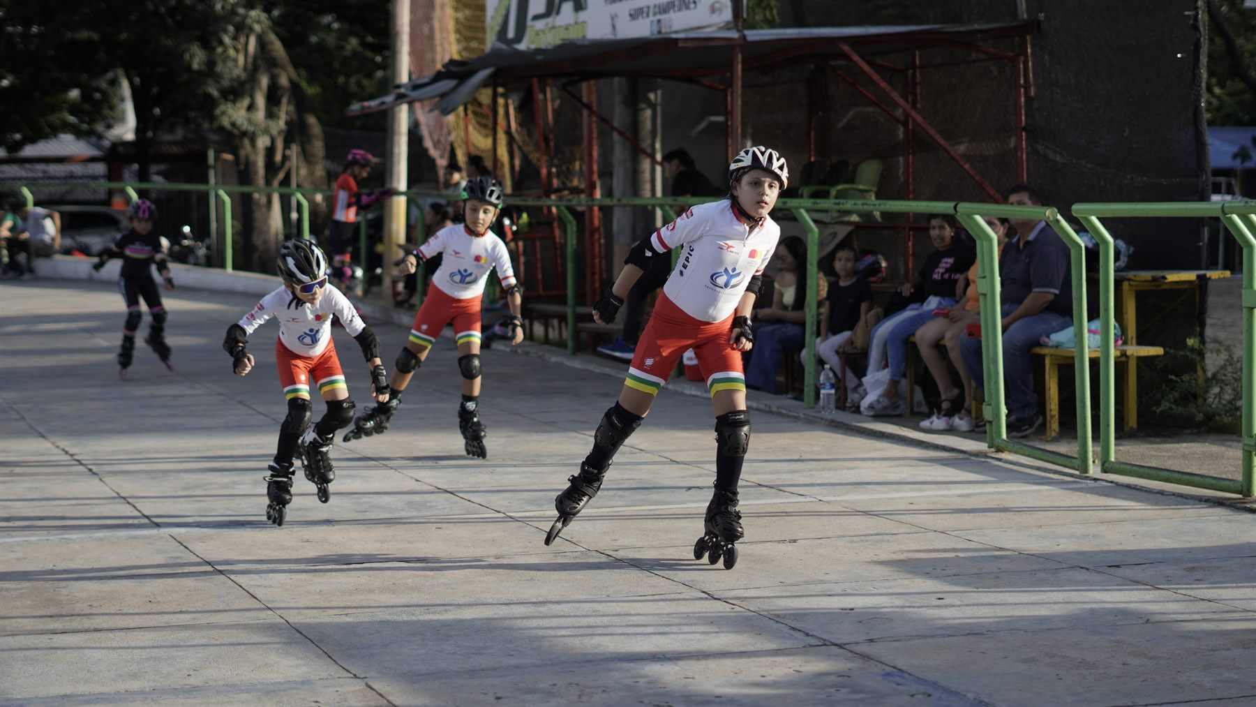 Niños en práctica de patinaje